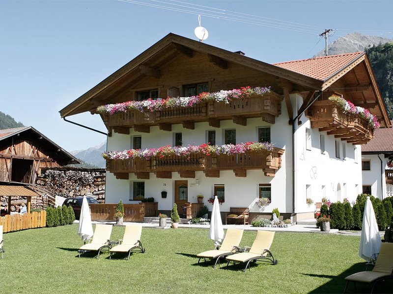 Großer Garten mit Liegewiese zum Entspannen & Beisammensein